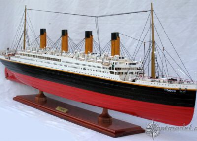 Titanic met vitrinekast