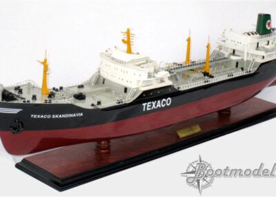 Texaco Skandinavia met vitrinekast