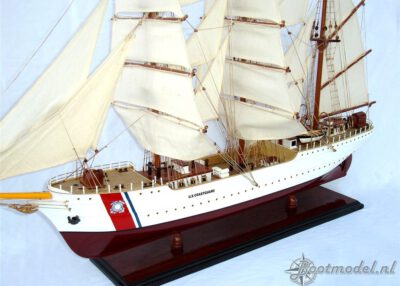 US Coast Guard Eagle met vitrinekast