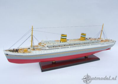 ss Nieuw Amsterdam met vitrinekast